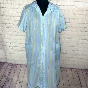 Size 16 snap closure blue & yellow “house dress vintage and in great condition